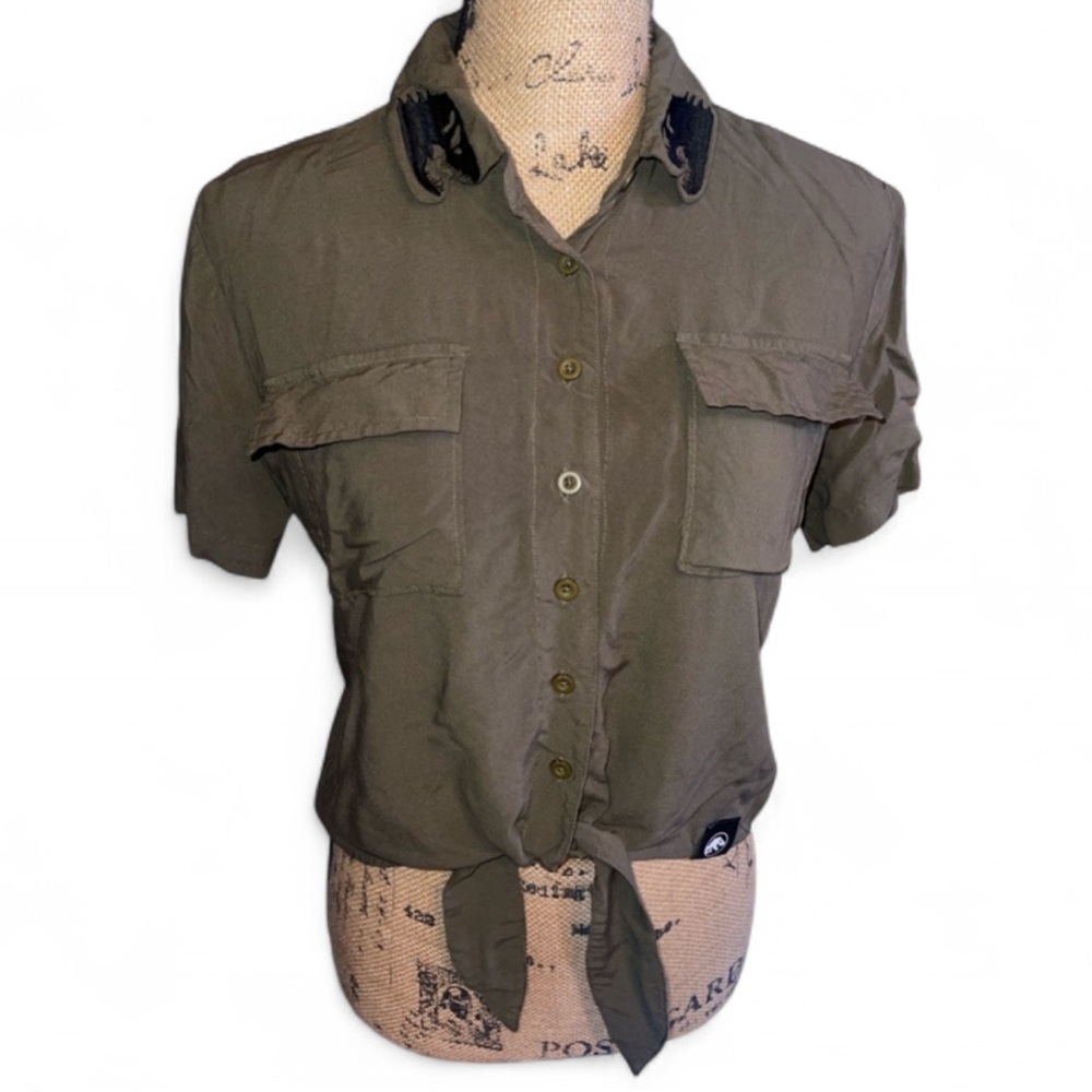 BoxLunch Jurassic Park Logo Button Down Shirt XS Tie Front Cosplay Top - Picture 3 of 8